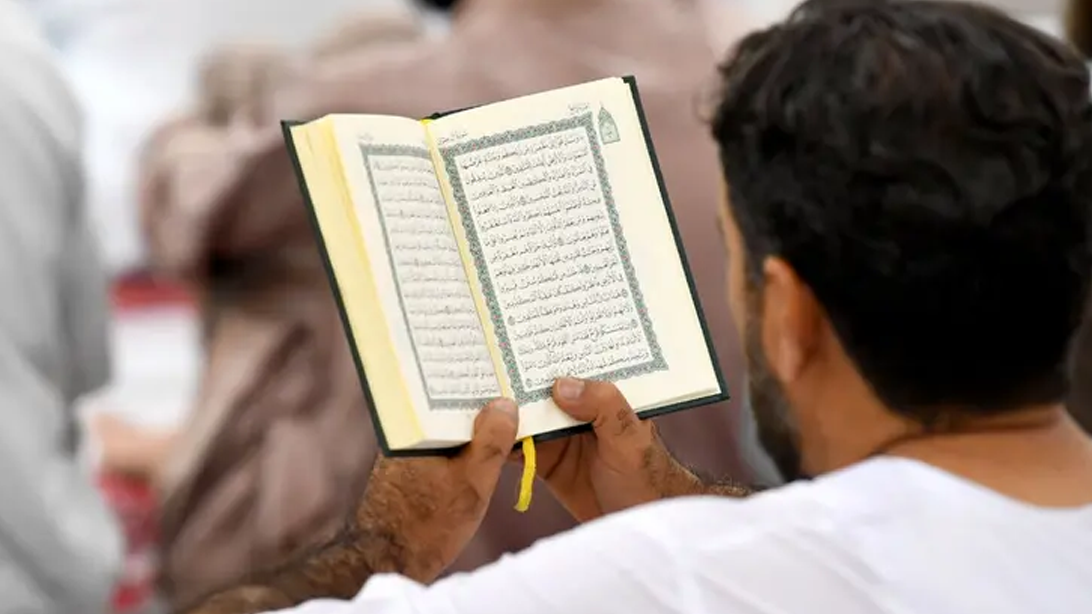 কোরআনে তেলাওয়াতের সময় কান্না নেককার বান্দাদের অলংকার