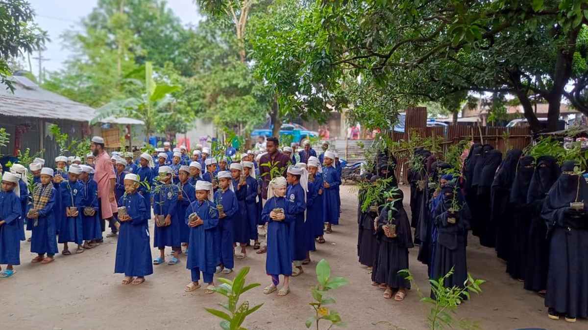 এতিম-হাফেজদের মাঝে ব্রাইট লাইফ ভলান্টিয়ার্সের বৃক্ষ উপহার