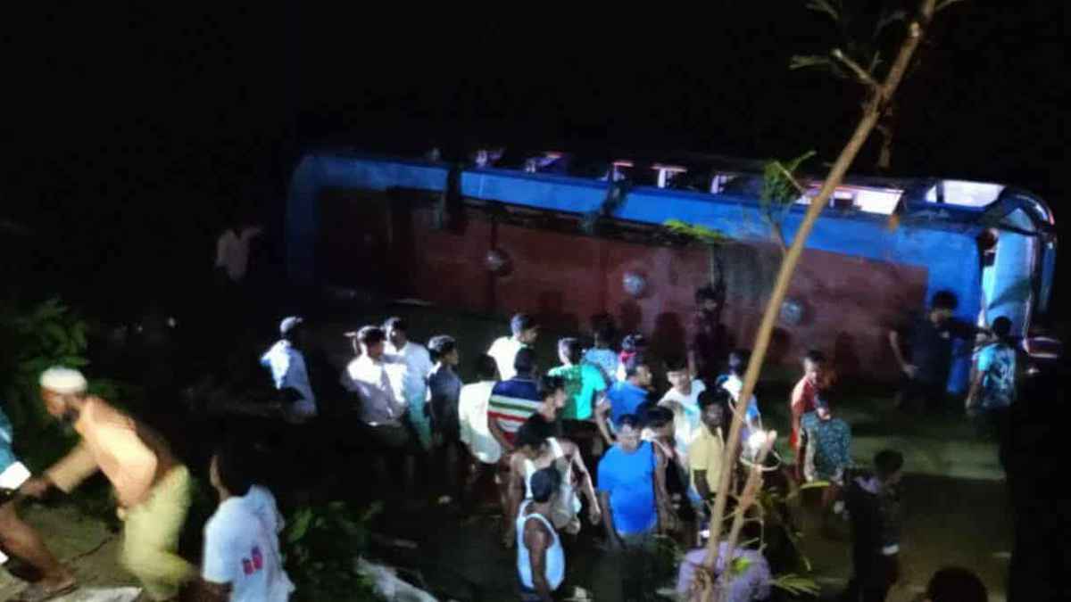 নিয়ন্ত্রণ হারিয়ে বিয়ের বাস পুকুরে, নিহত ২