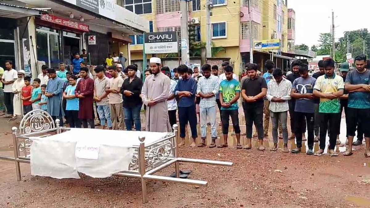 রাস্তা সংস্কারের দাবিতে প্রতীকী গায়েবানা জানাজা