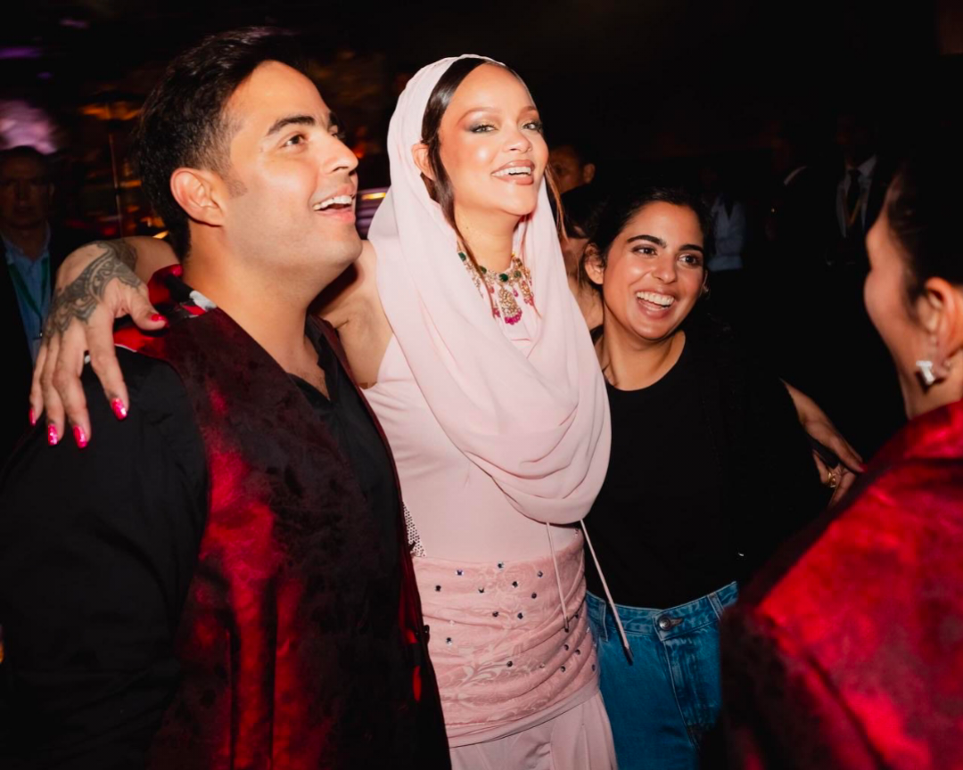 rihanna-with-srk-and-ambani-siblings-v0-59hjumed54mc1 rihanna-with-srk-and-ambani-siblings-v0-59hjumed54mc1