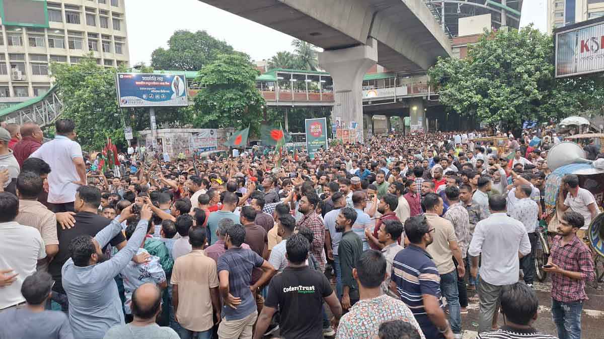 শাহবাগ মোড় অবরোধ করল স্বেচ্ছাসেবক দল