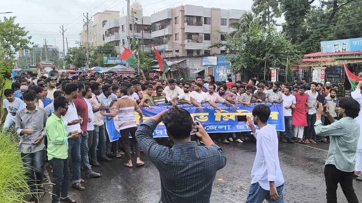 সারাদেশে আইনশৃঙ্খলার অবনতির প্রতিবাদে মাদারীপুরে ছাত্রদলের বিক্ষোভ