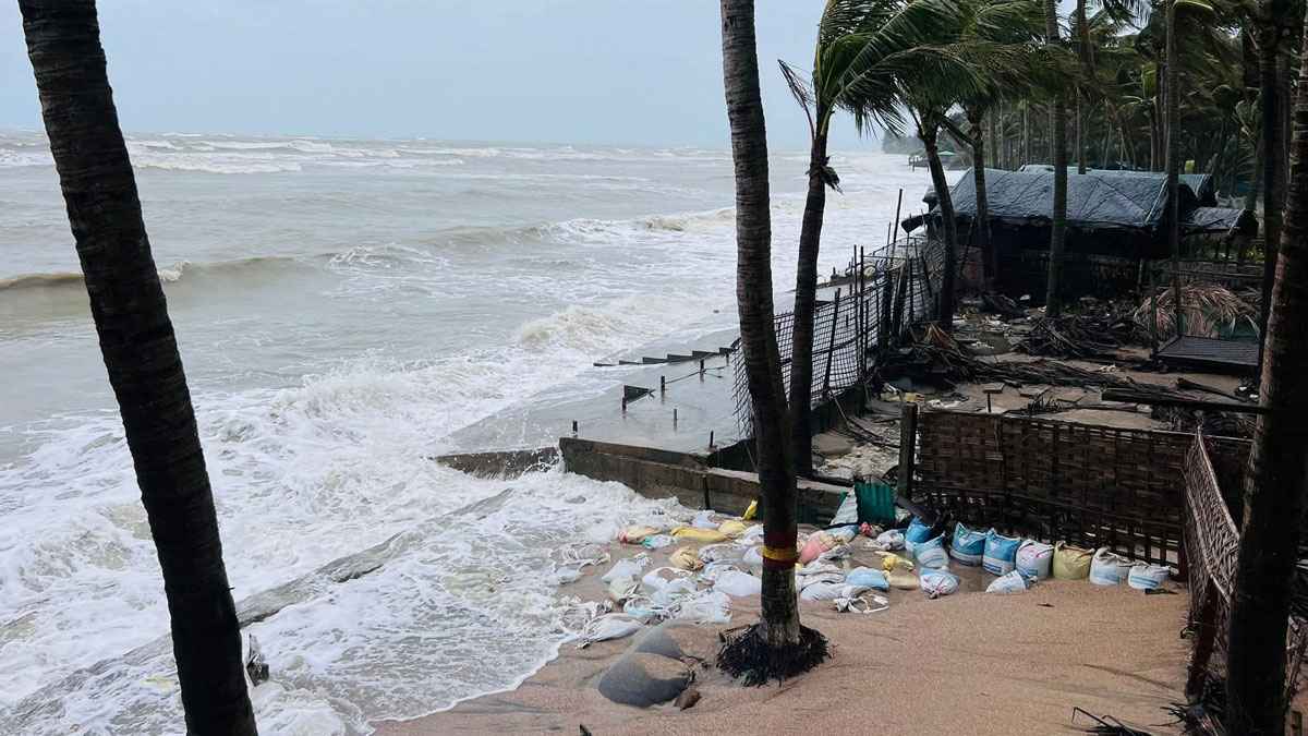 সমুদ্র জোয়ারে সেন্টমার্টিনে তলিয়ে যাচ্ছে ঘরবাড়ি ও হোটেল-রিসোর্ট