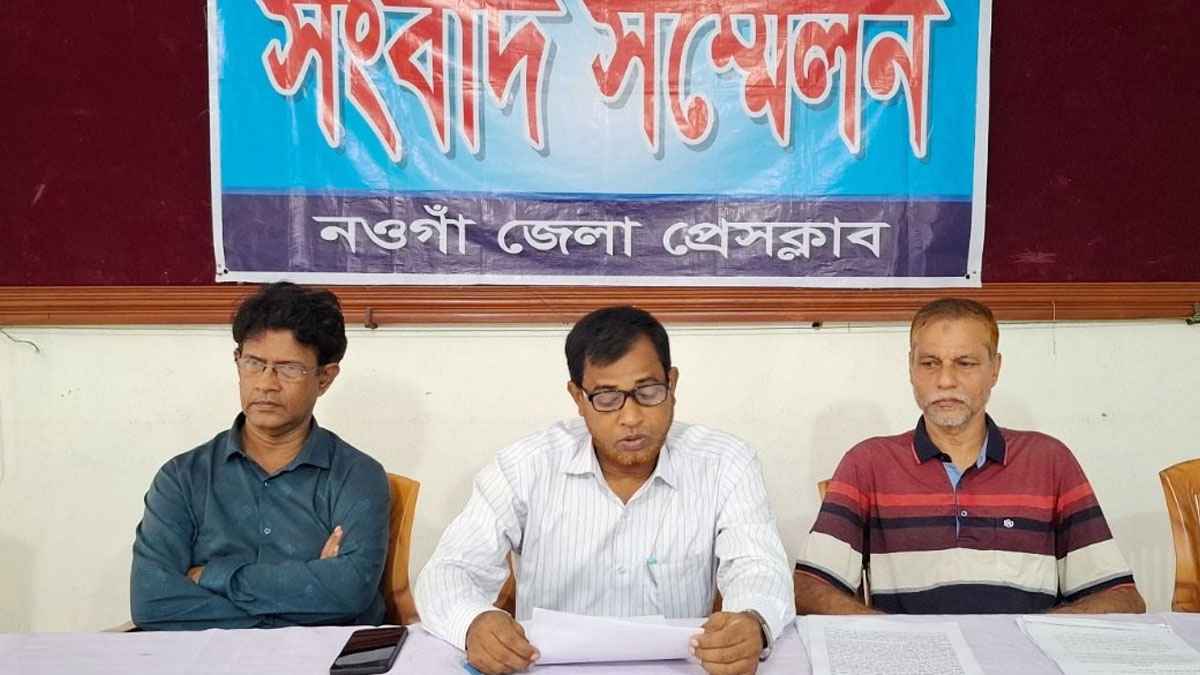 বদলগাছী কলেজে অধ্যক্ষ দ্বন্দ্ব চলছেই, পরিস্থিতি উত্তেজনাপূর্ণ