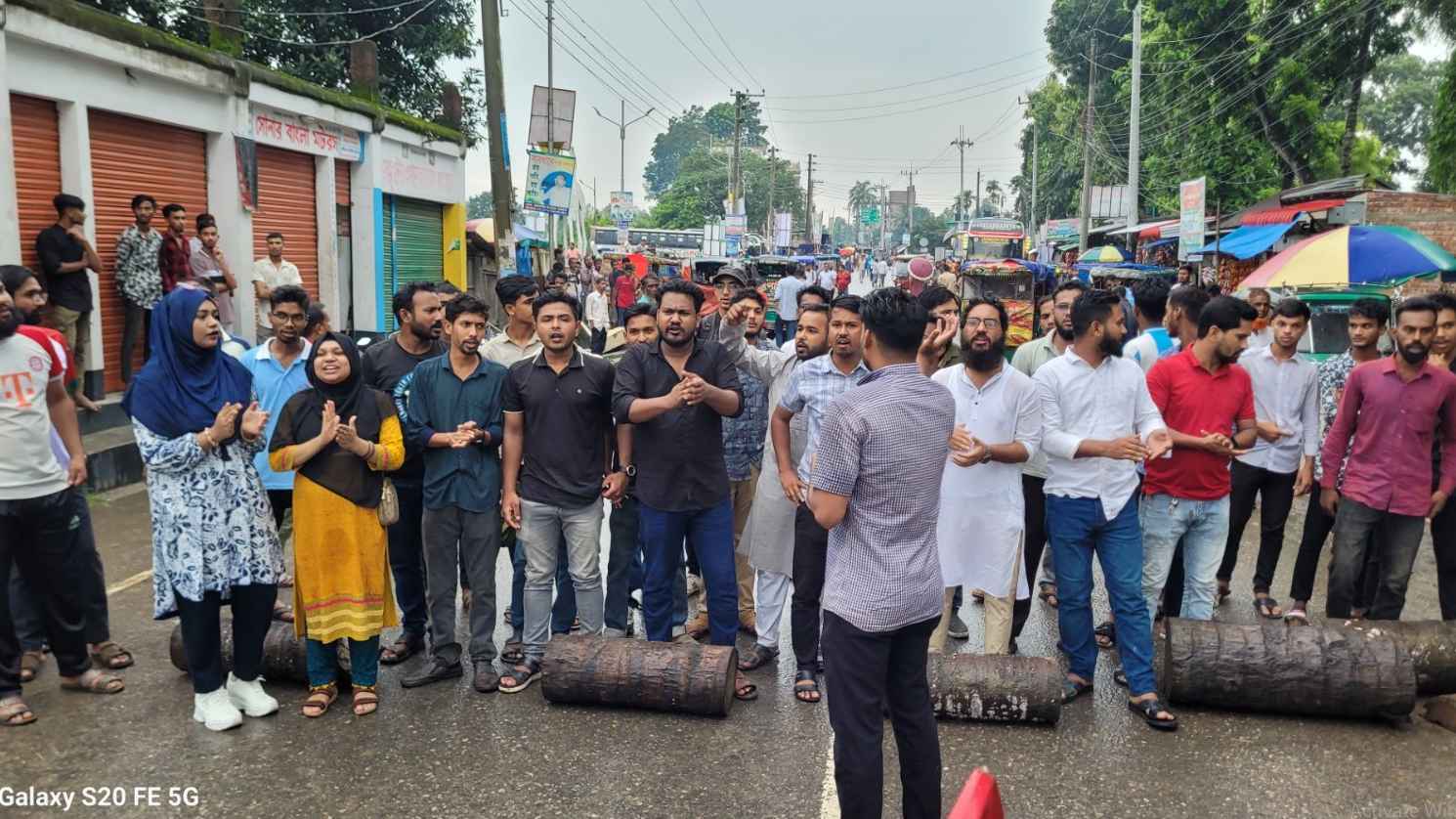 গোপালগঞ্জে এনসিপির উপর হামলার প্রতিবাদে শেরপুরে রাস্তা ব্লকেড