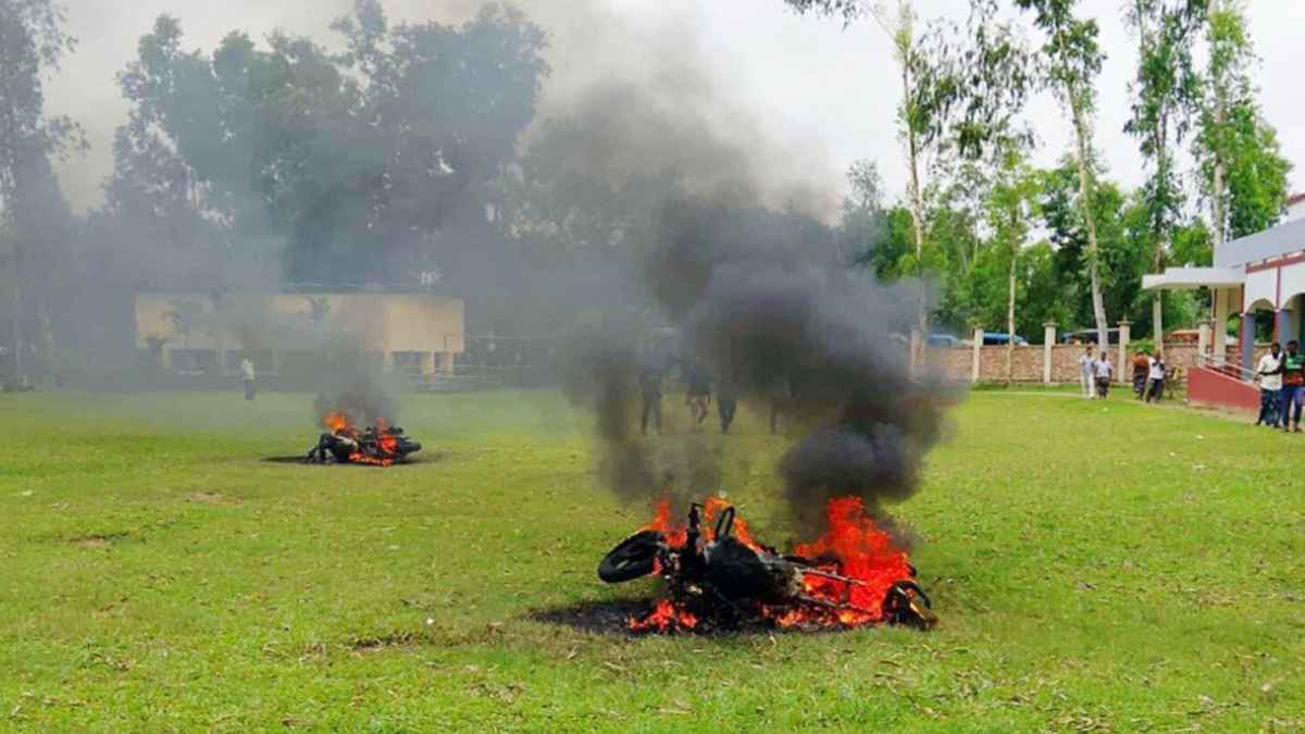 তুচ্ছ ঘটনায় কলেজছাত্রকে ক্ষুরাঘাতের জেরে দুপক্ষের সংঘর্ষ, আটক ১৮