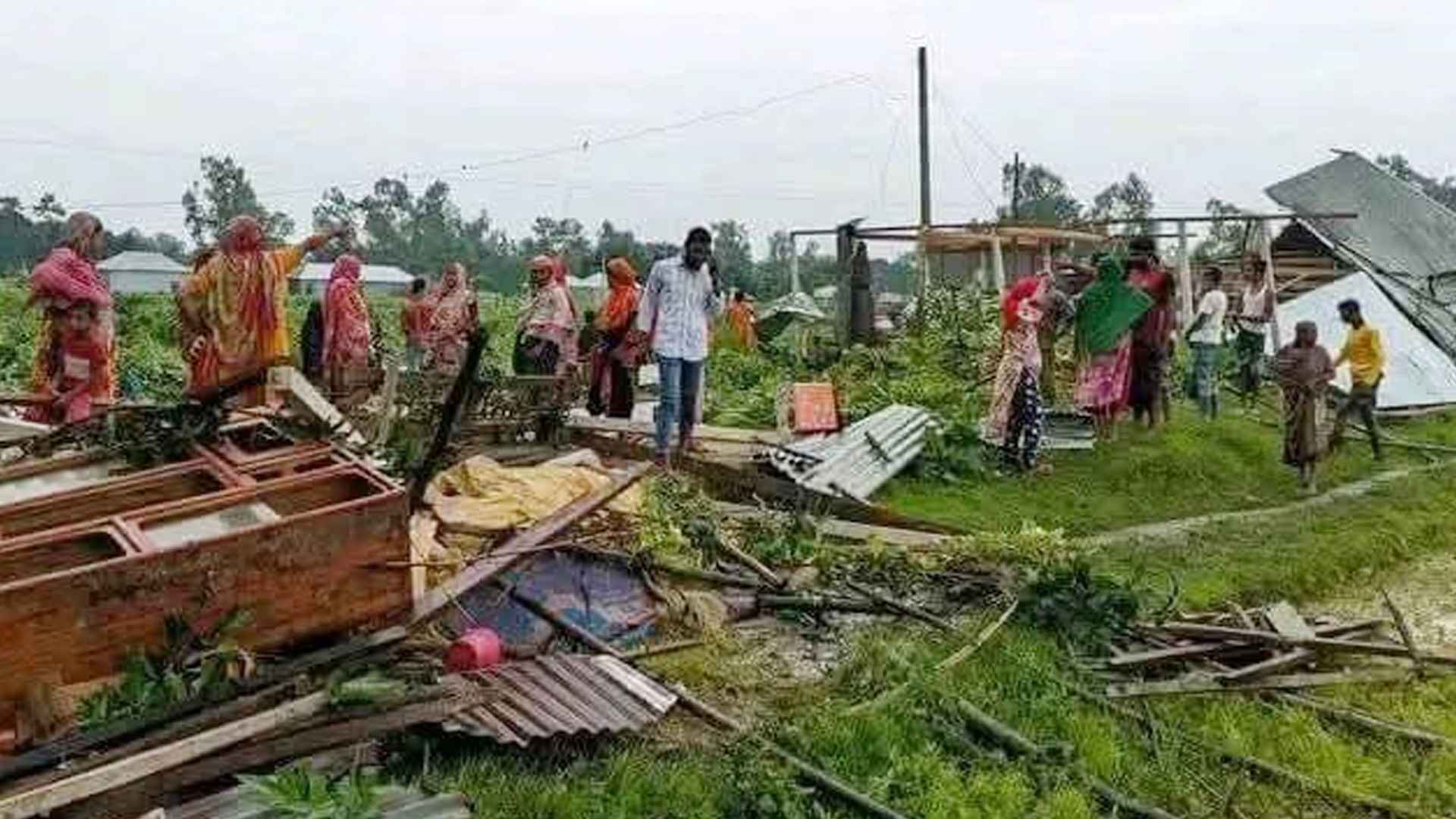 সিরাজগঞ্জে ঘূর্ণিঝড়ে লন্ডভন্ড ৪ গ্রাম