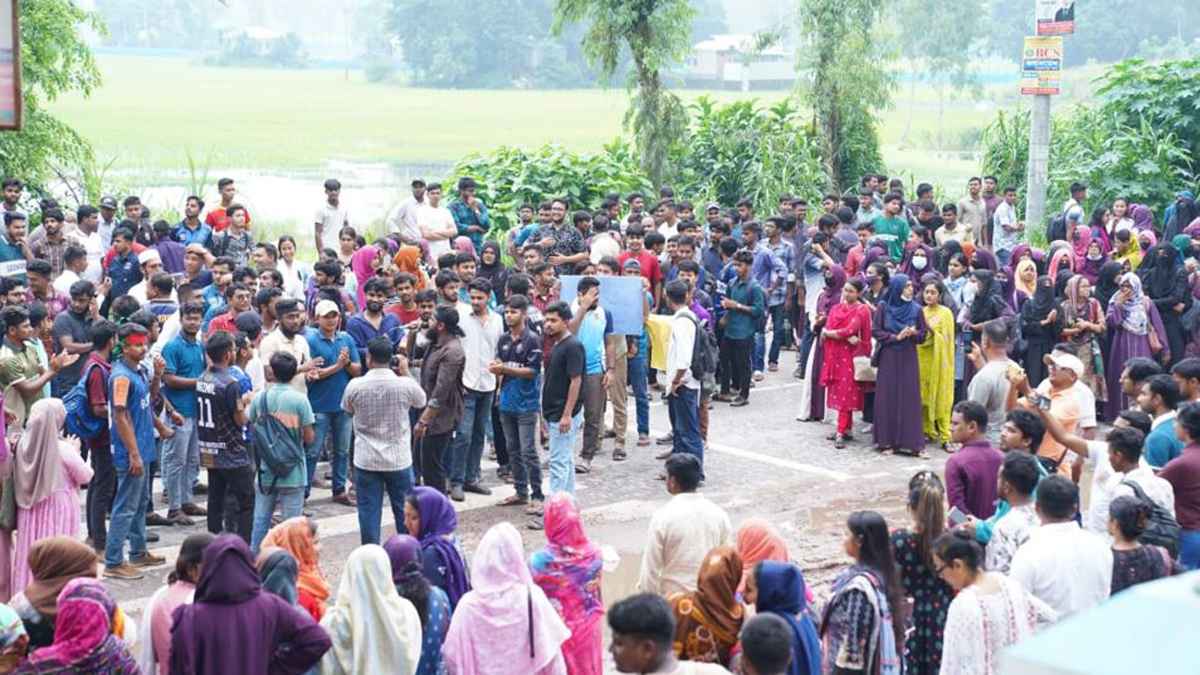 মহাসড়কে প্রতীকী ক্লাস রবি শিক্ষার্থীদের
