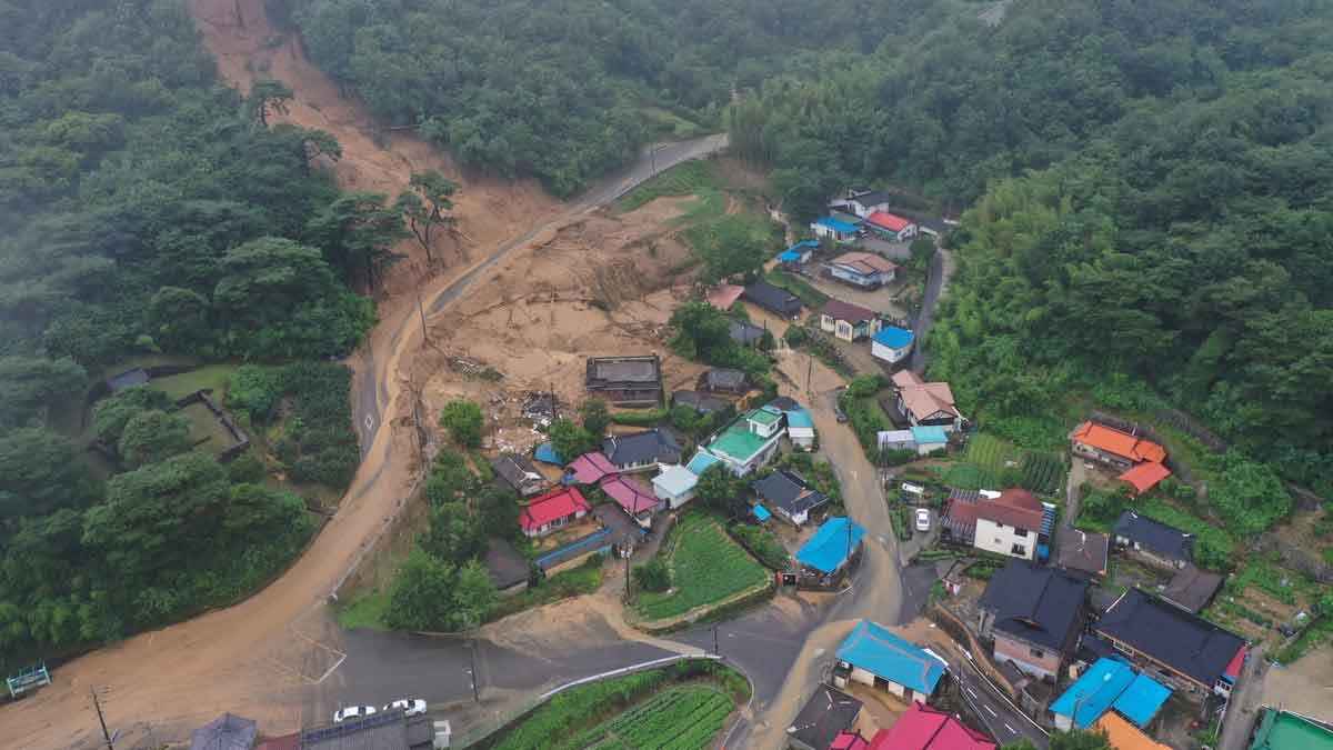 দক্ষিণ কোরিয়ায় বন্যা ও ভূমিধসে ১৪ জনের মৃত্যু