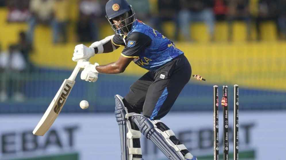 ৩ উইকেট হারিয়ে চাপে শ্রীলঙ্কা