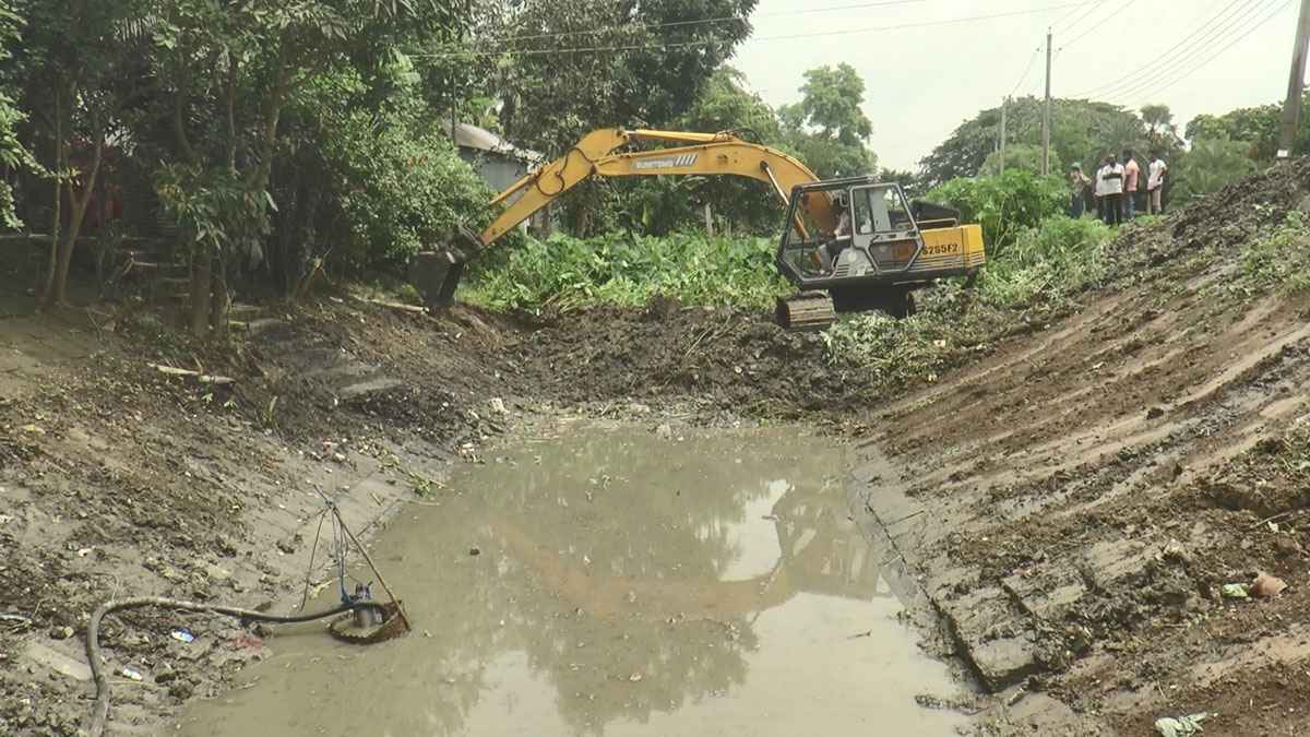 মাদারীপুরে শহরের জলাবদ্ধতা দূর করতে ‘বরিশাল খাল’ খনন শুরু