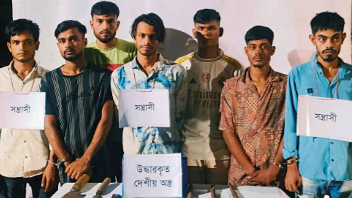 চাঁদপুরে দেশীয় অস্ত্রসহ কিশোর গ্যাংয়ের ৬ সদস্য গ্রেফতার