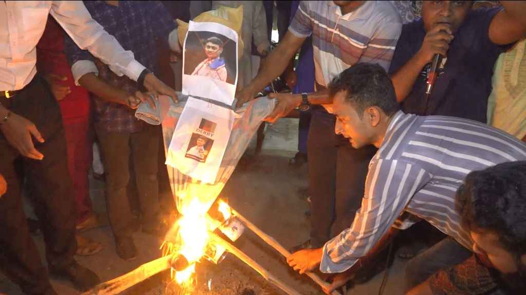 তারেক রহমানকে নিয়ে কটূক্তির প্রতিবাদে ঝিনাইদহে মশাল মিছিল