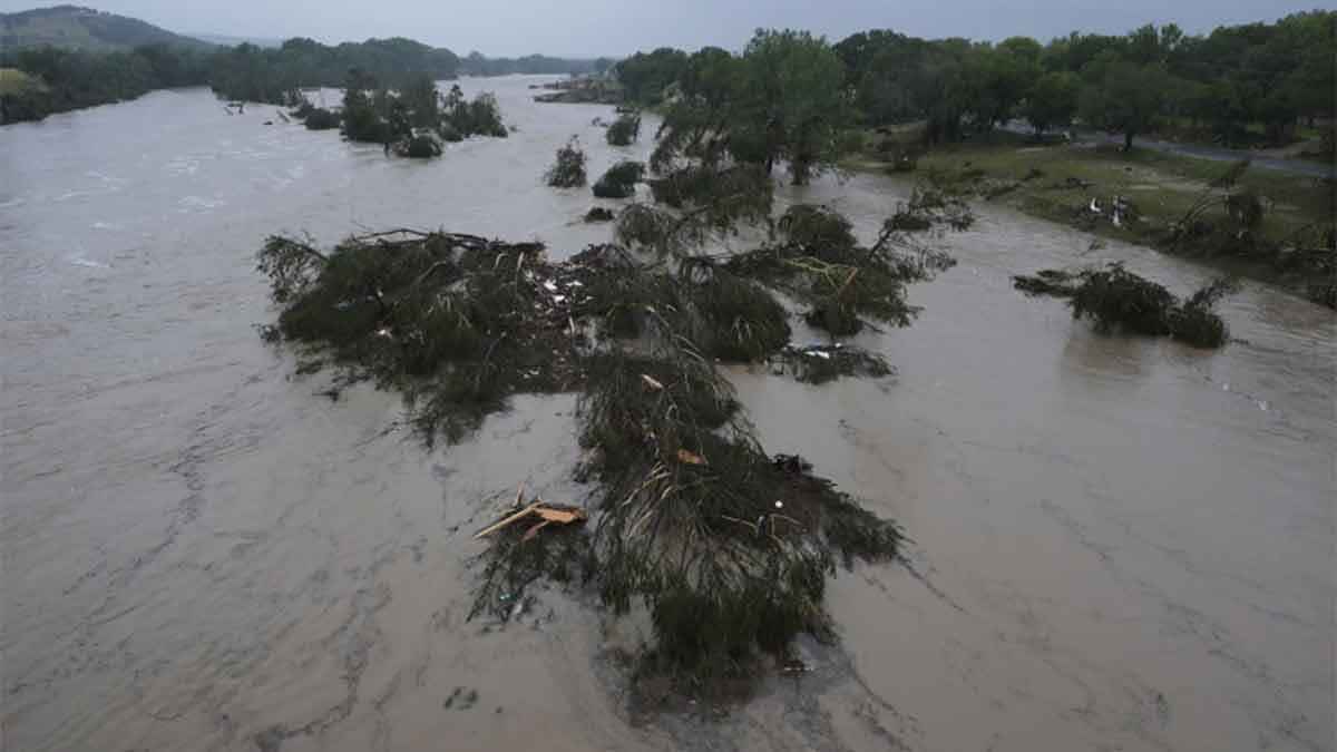 টেক্সাসে বন্যায় মৃতের সংখ্যা বেড়ে ৪৩
