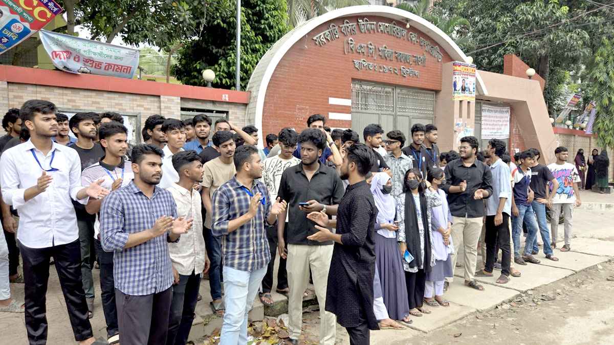 শিক্ষা উপদেষ্টার পদত্যাগ দাবিতে নওগাঁয় এইচএসসি পরীক্ষার্থীদের বিক্ষোভ