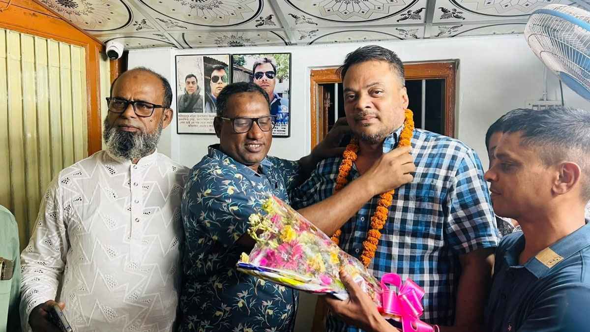 তদন্ত কর্মকর্তার মালা বিএনপি নেতার গলায়, প্রশ্ন জনমনে