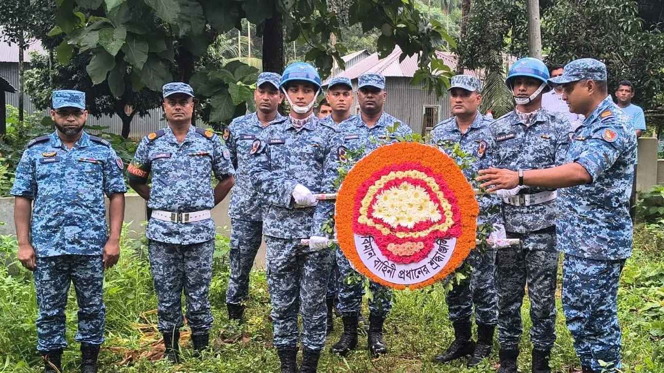 মাইলস্টোনে নিহত টাঙ্গাইলে ২ শিক্ষার্থীর কবরে বিমান বাহিনীর শ্রদ্ধা