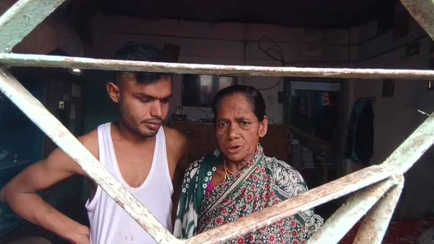 বাসা বাড়া দিতে দেরি হওয়ায় বাইরে থেকে দরজায় তালা দিলে বাসা মালিক