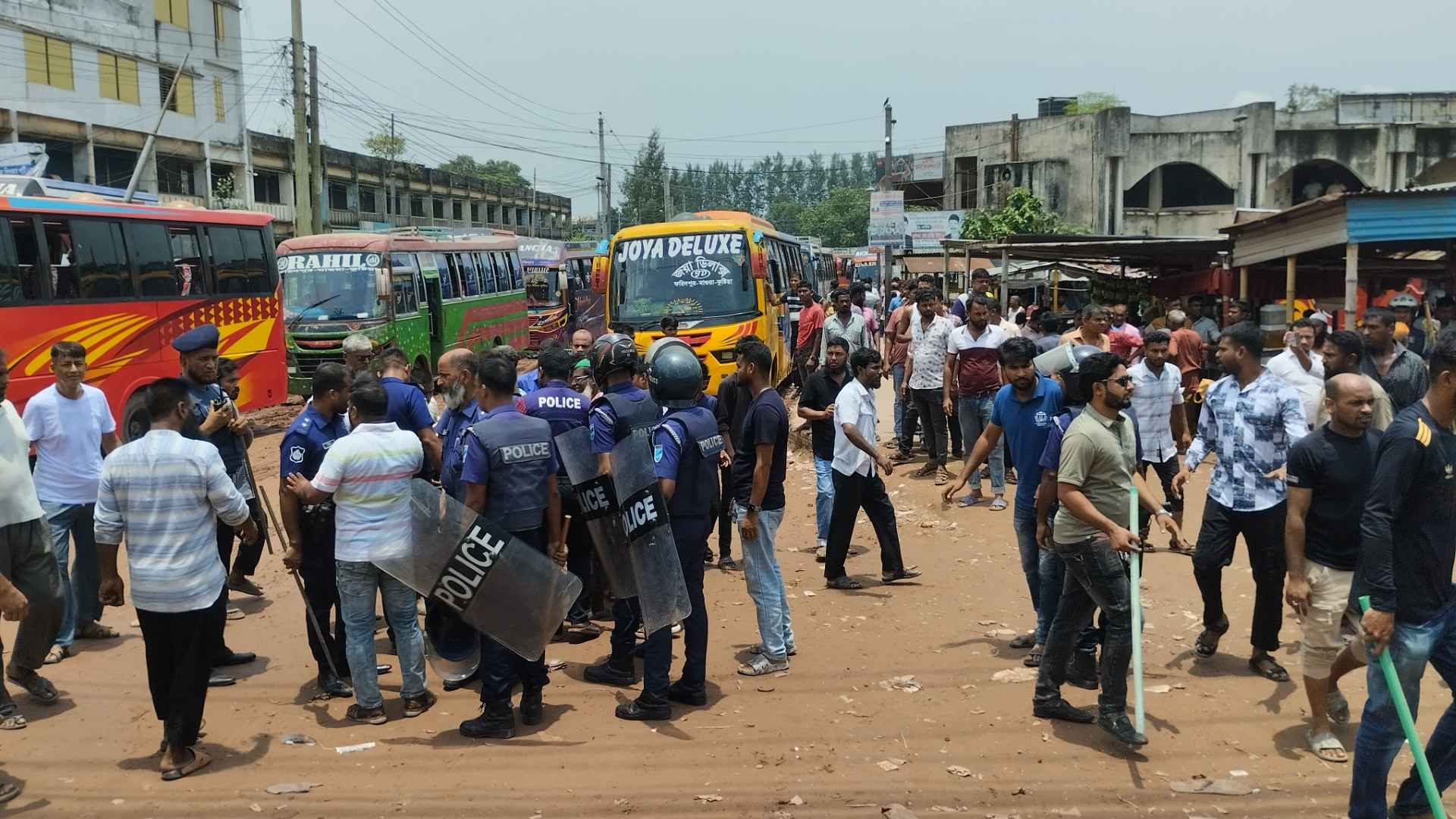 ফরিদপুরে শ্রমিক ইউনিয়নের নির্বাচন ঘিরে রণক্ষেত্র, বাস চলাচল বন্ধ