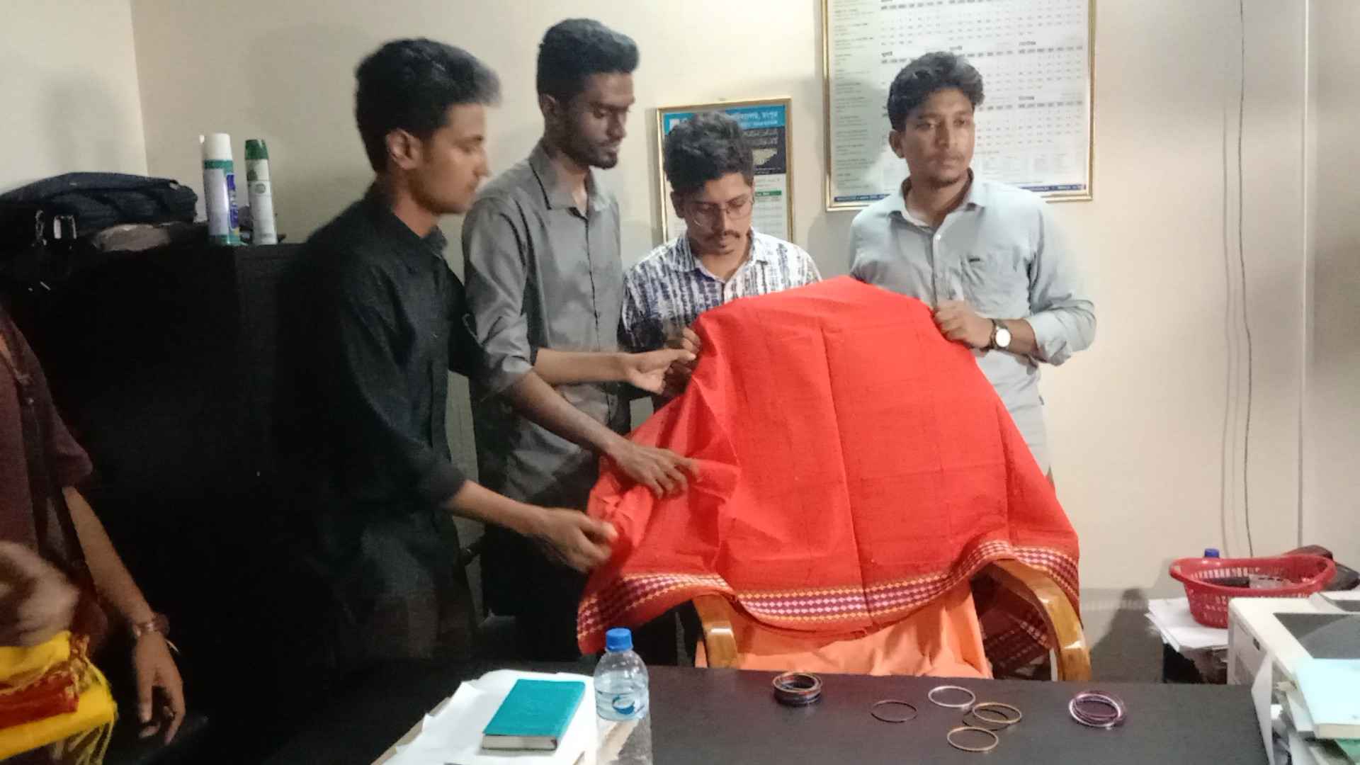 প্রক্টর-ছাত্র উপদেষ্টাকে প্রতীকী শাড়ি চুড়ি পরিয়ে দিলেন শিক্ষার্থীরা