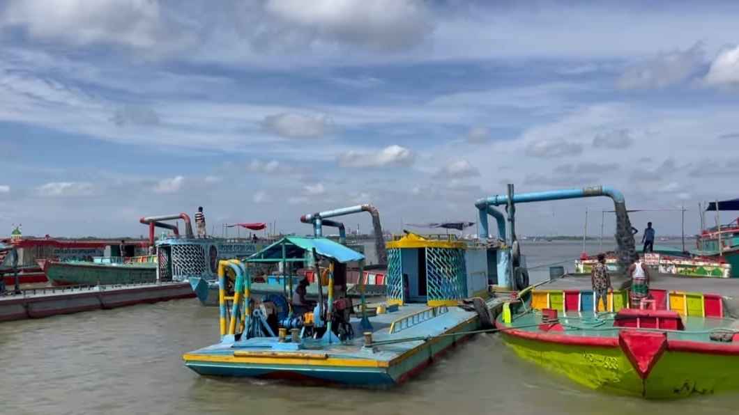 আশুগঞ্জে মেঘনায় অবৈধভাবে বালু উত্তোলন, ৭টি ড্রেজার ও ১টি বাল্কহেড জব্দ