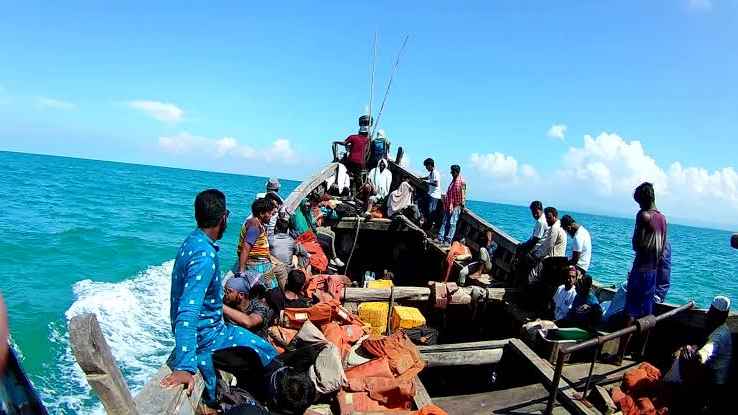 চারদিন পর খাদ্যসামগ্রী নিয়ে সেন্টমার্টিন গেল ট্রলার