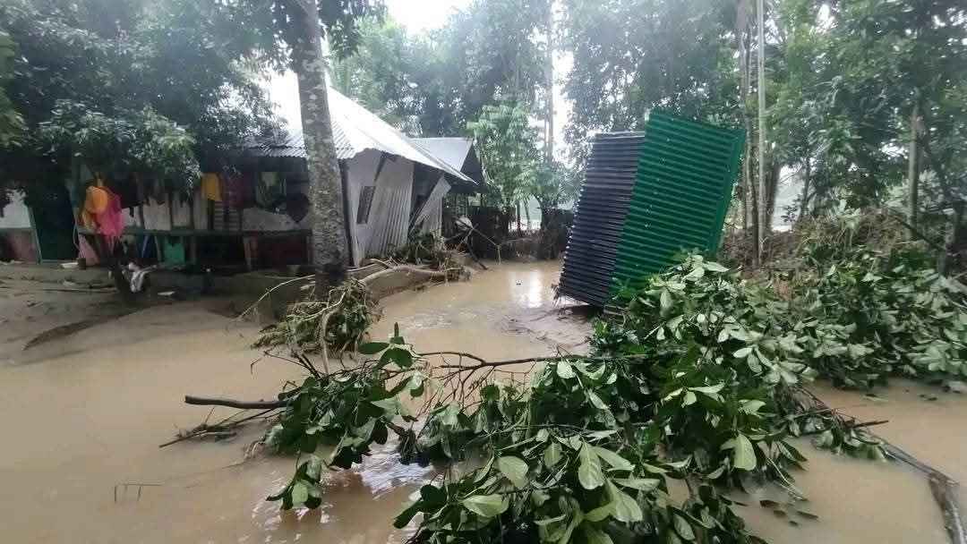 ফেনীতে বন্যা: কমেছে বৃষ্টি ও নদীর পানি, চরম ভোগান্তিতে দুর্গতরা