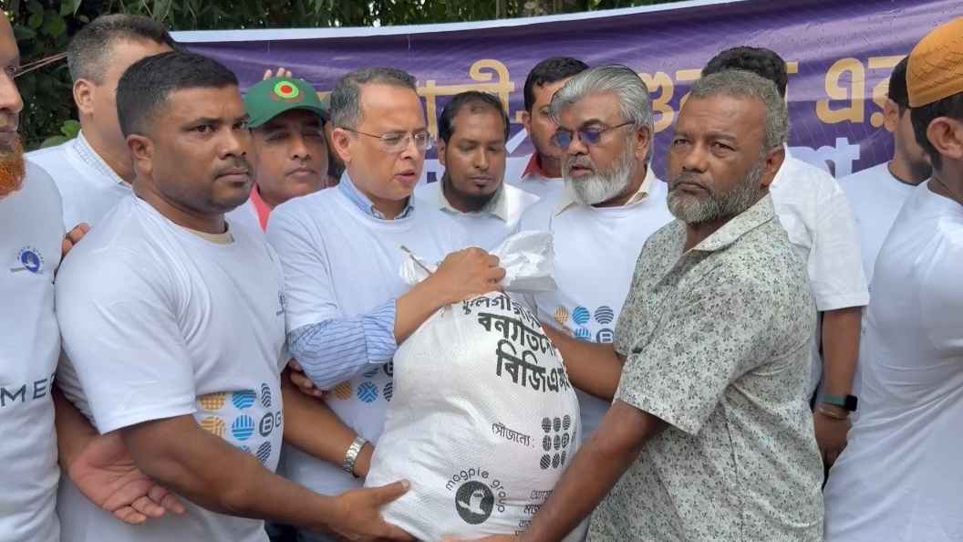 ফেনীতে বন্যায় ক্ষতিগ্রস্তদের মাঝে খাদ্য সামগ্রী বিতরণ করল বিজিএমইএ