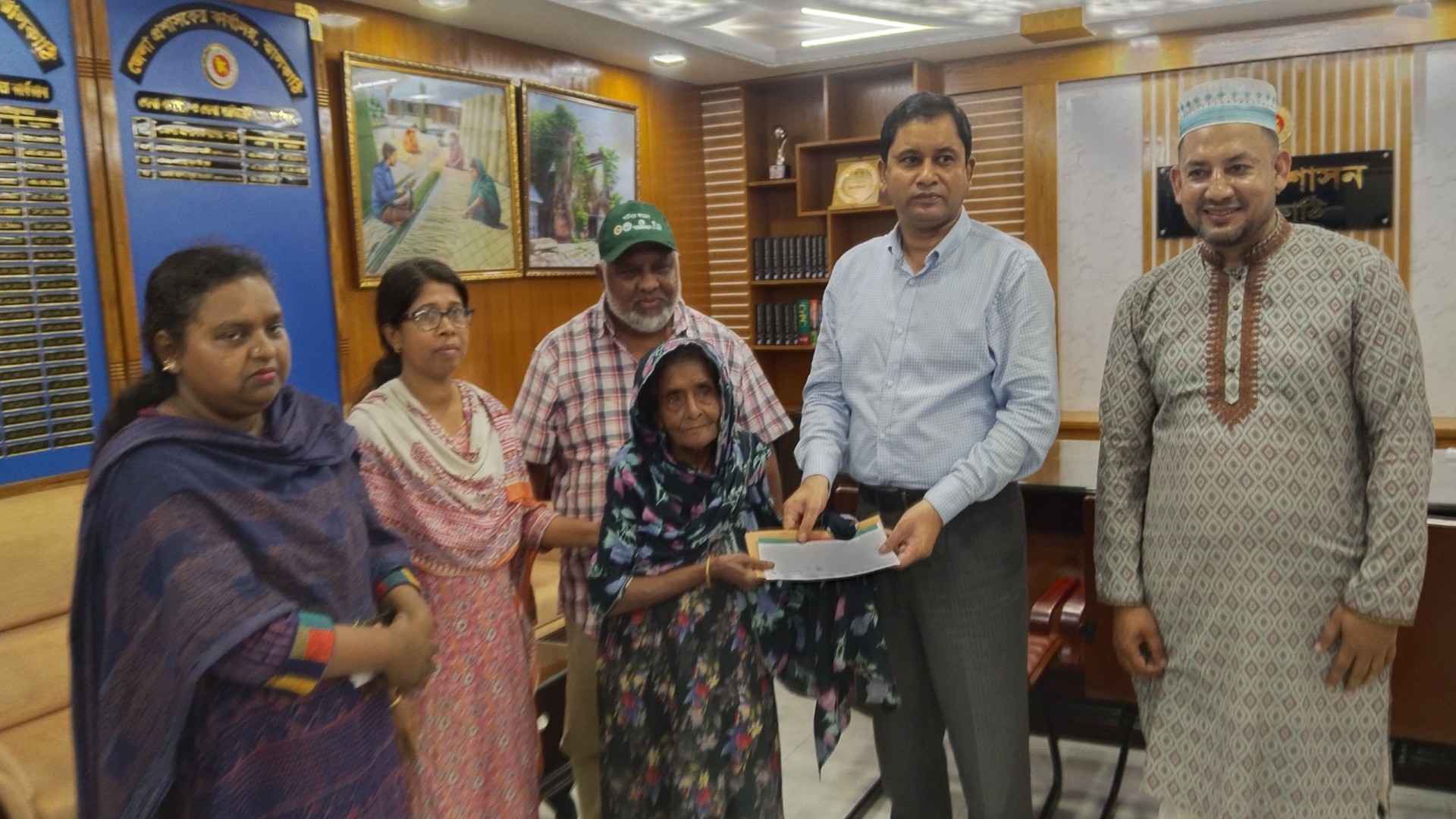 সেই বিধবা আমেনাকে জেলা প্রশাসনের পক্ষ থেকে সহায়তা