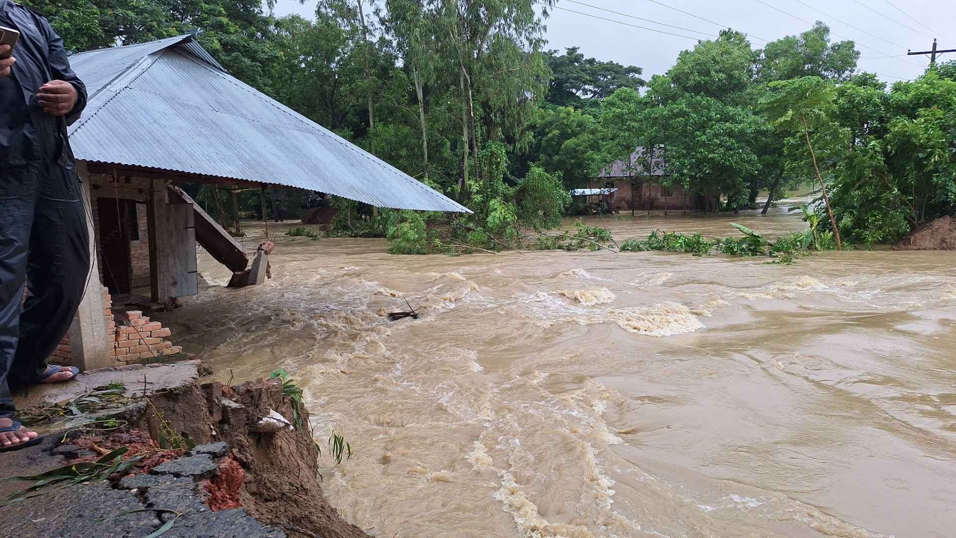 চোখের সামনেই ভেসে গেল আলীর বসতভিটা
