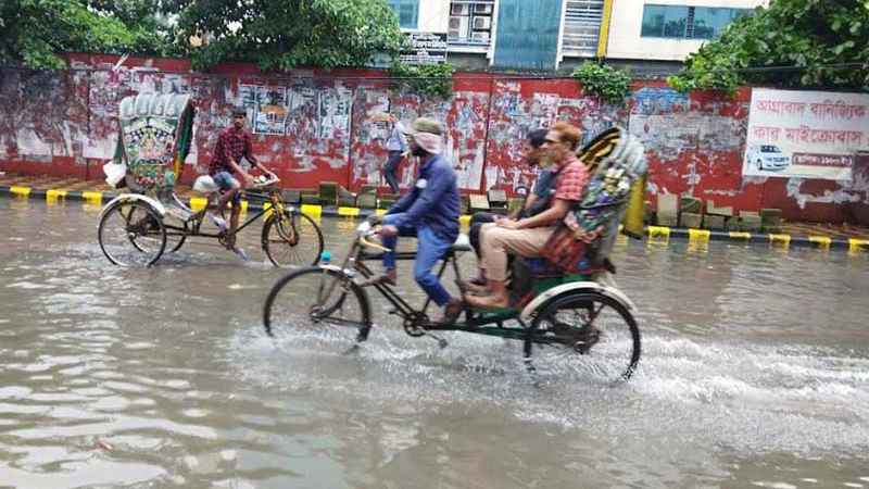 চট্টগ্রামে টানা বৃষ্টি ও জোয়ারে ডুবেছে সড়ক