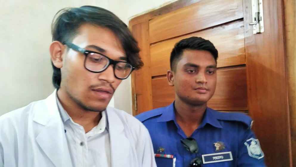 যশোর জেনারেল হাসপাতাল থেকে ‘ভুয়া ডাক্তার’ ধরা