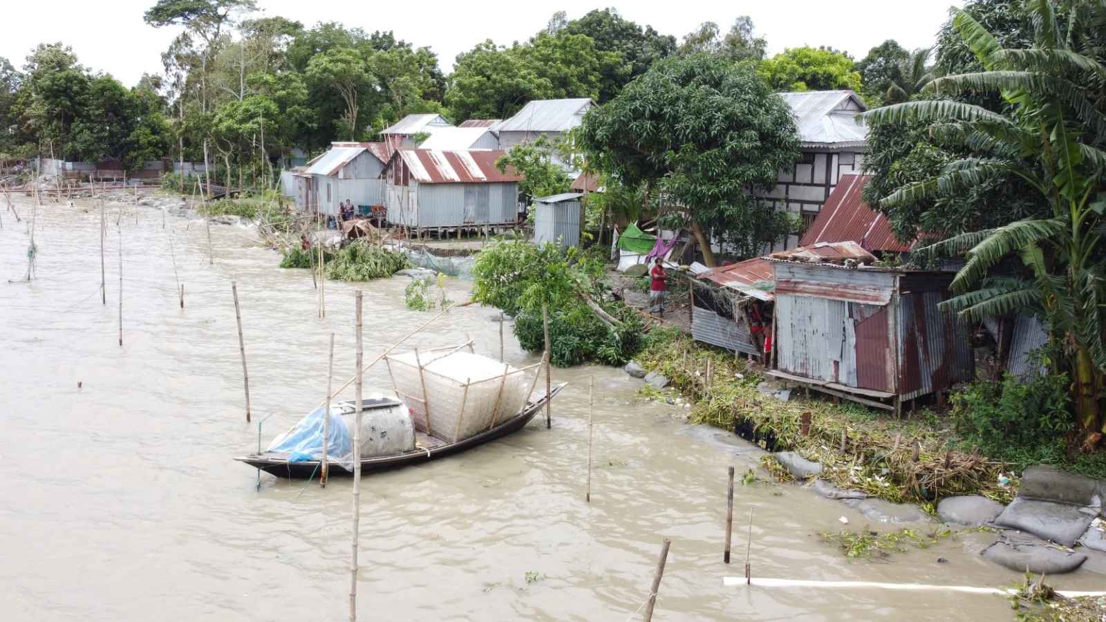 পদ্মার ভাঙন আবারও দুঃস্বপ্ন হয়ে এসেছে লৌহজংয়ের নদীর তীরবর্তী এলাকায়