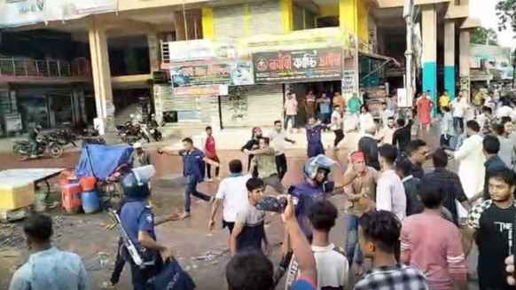 উপদেষ্টা আসিফ সমর্থকদের সমাবেশে হামলা, আহত ১০
