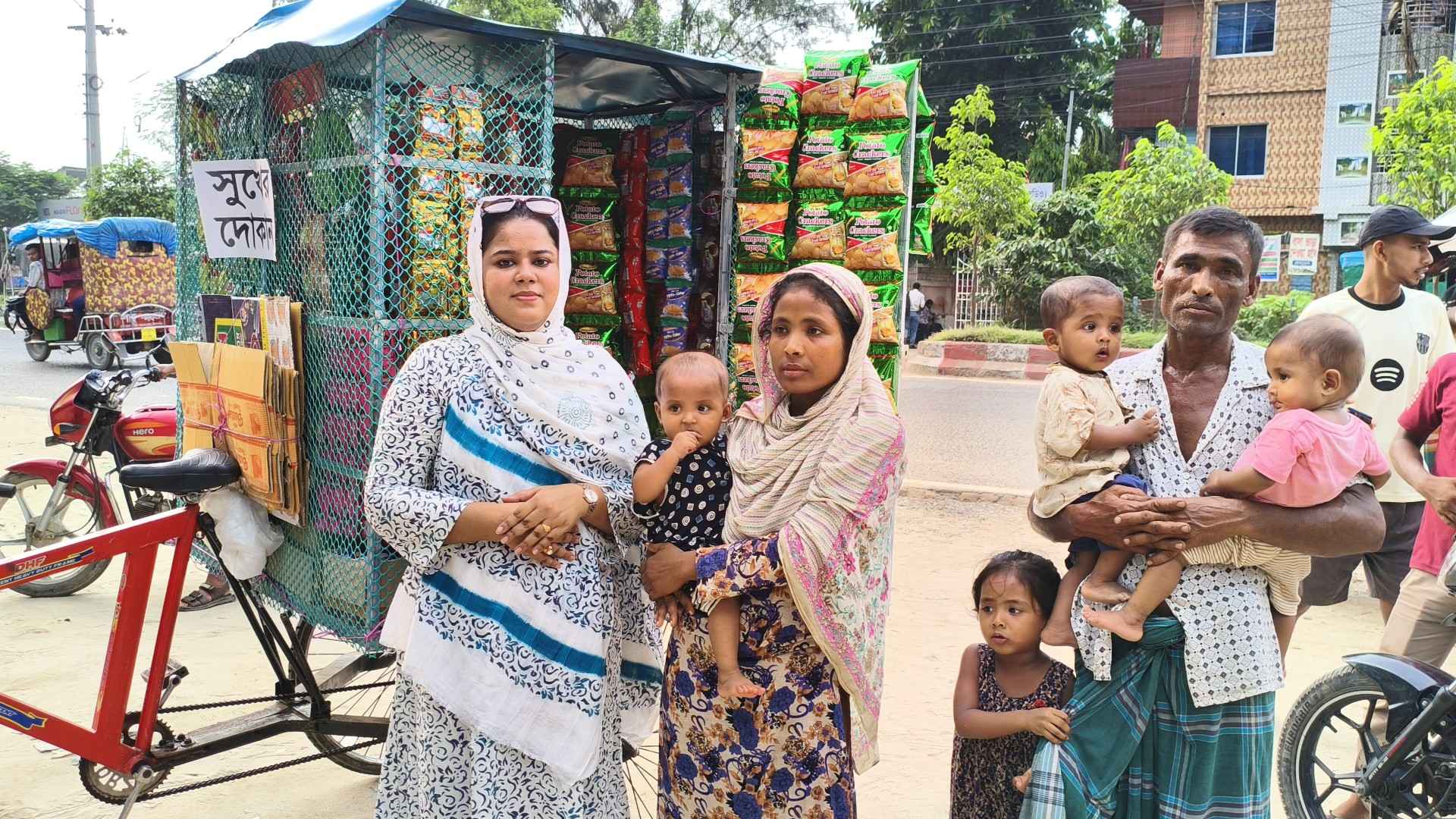 সন্তানের জন্য সংগ্রামী সেই ‘মা’কে দোকান উপহার দিল ‘একজন বাংলাদেশ’
