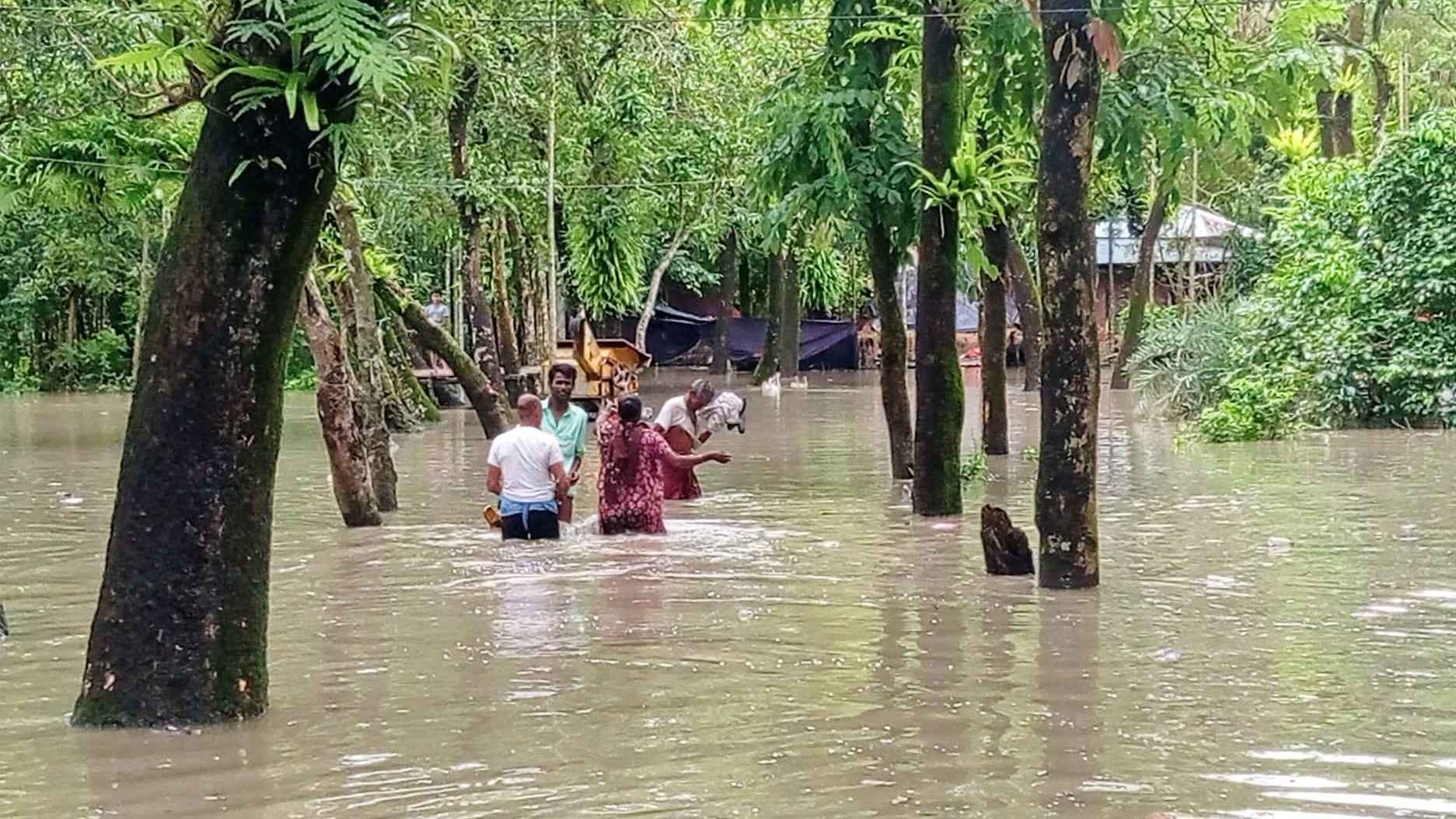 জোয়ারের পানিতে ডুবেছে মেঘনার উপকূল, লক্ষাধিক মানুষের দুর্ভোগ
