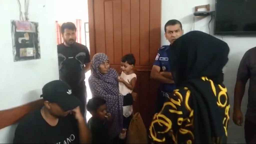 স্বামী-সংসার ছেড়ে তরুণীর প্রেমে মজলেন গৃহবধূ!