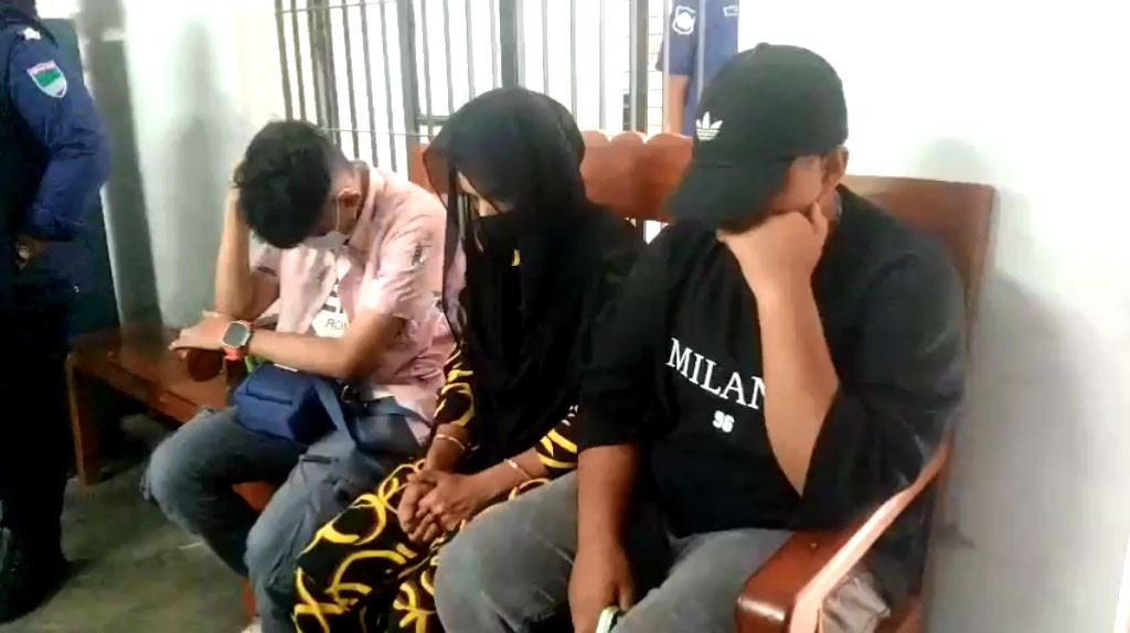 thumbnail_Jhenidha_police_arrest_phot_01