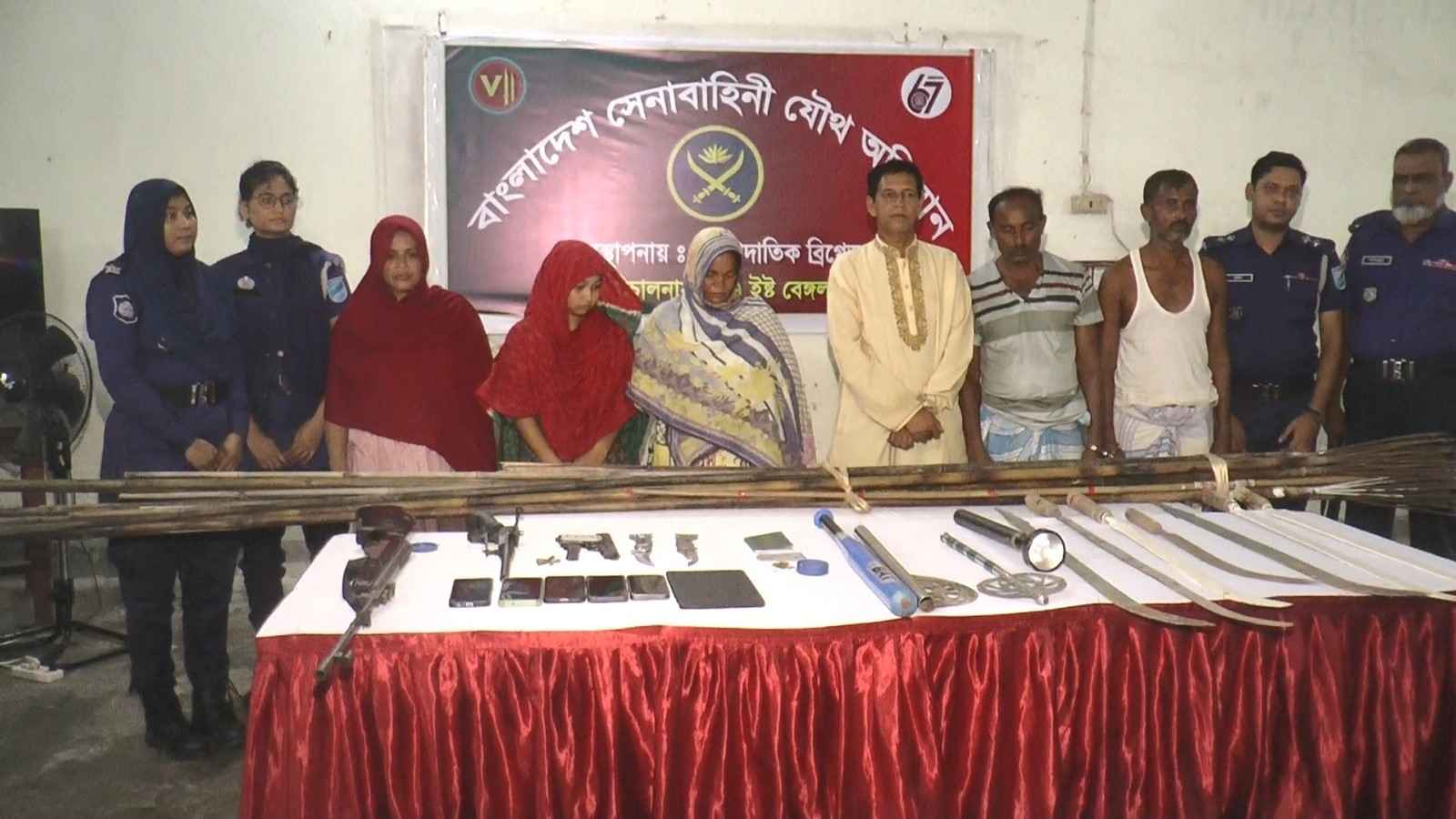 মাদারীপুরে বিপুল পরিমাণ দেশি-বিদেশি অস্ত্র ও নারীসহ ৬ জন আটক