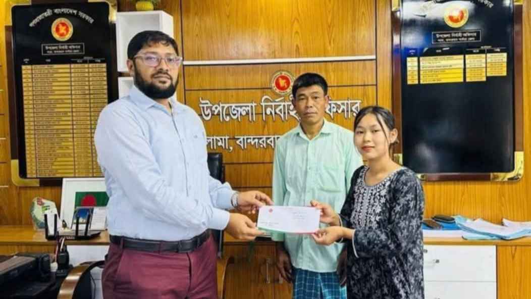 রাবির শিক্ষার্থী ছাইনুমে মারমার পাশে দাঁড়ালেন লামার ইউএনও