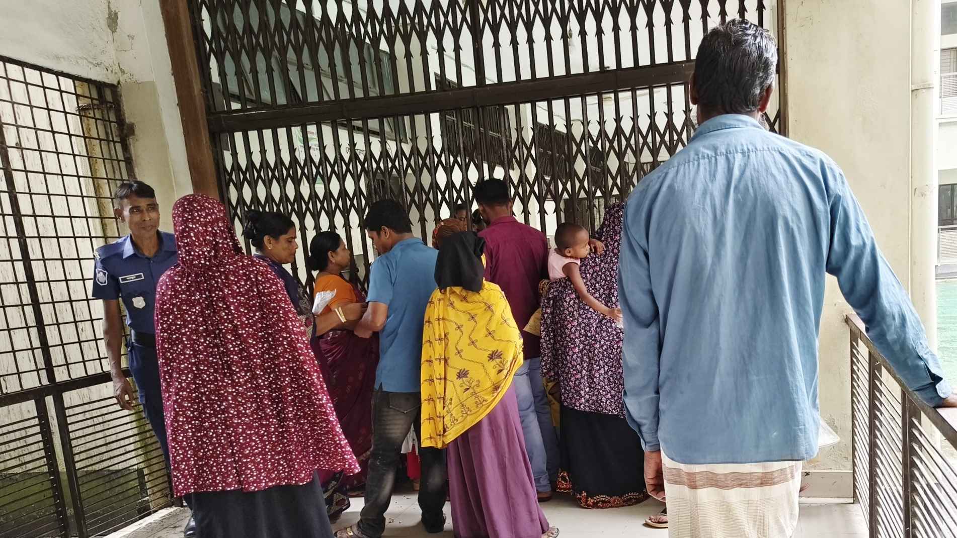 আসামির সাথে দেখা করতে টকা নেওয়ার অভিযোগ নওগাঁ কোর্ট পুলিশের বিরুদ্ধে