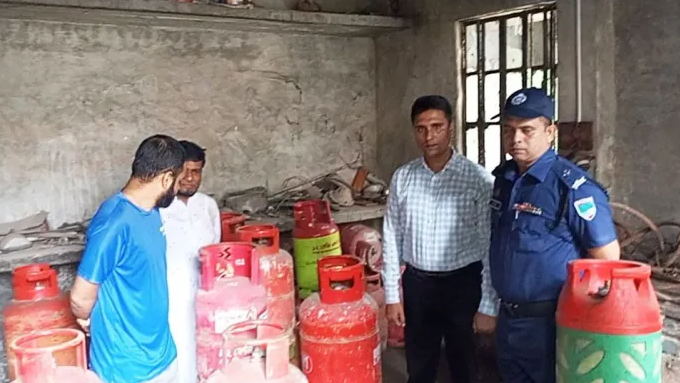 নকল লোগো সাঁটিয়ে সিলিন্ডার রিফিল, দুই লাখ টাকা জরিমানা