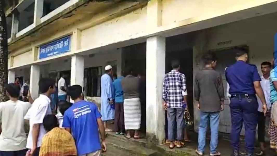 পাথরঘাটায় স্কুল ভবনের দোতলা থেকে অজ্ঞাত ব্যক্তির মরদেহ উদ্ধার