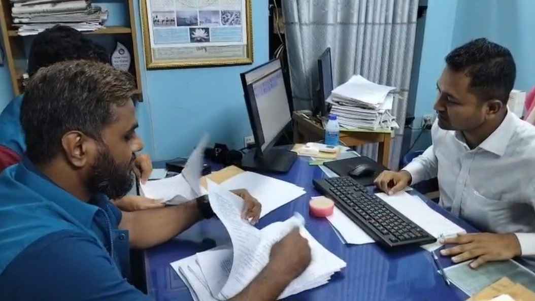 গাজীপুরে বিআরটিএ অফিসে দুদকের অভিযান