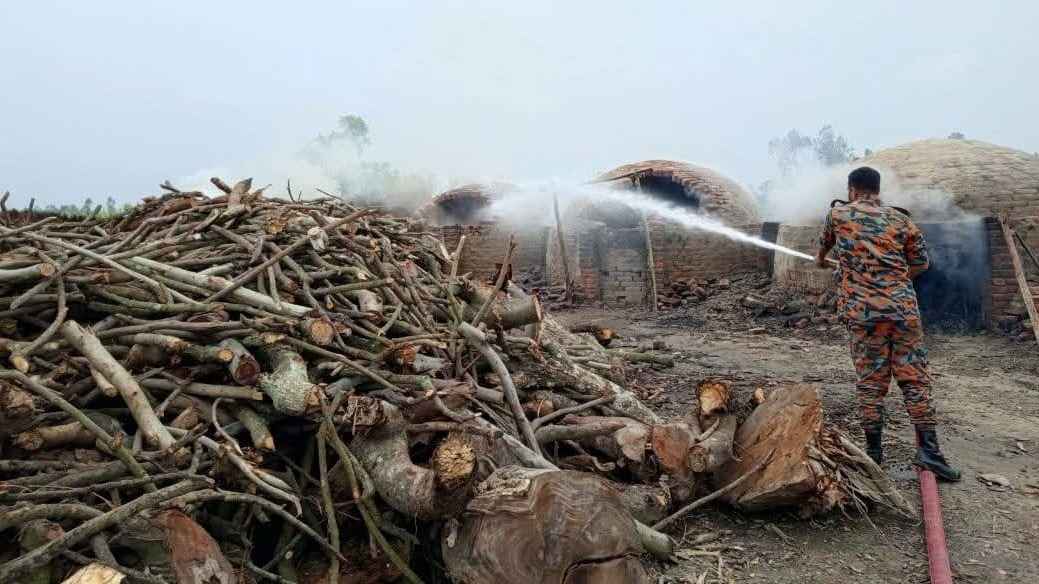গাইবান্ধায় প্রশাসনের অভিযানে কয়লার চুল্লি ধ্বংস