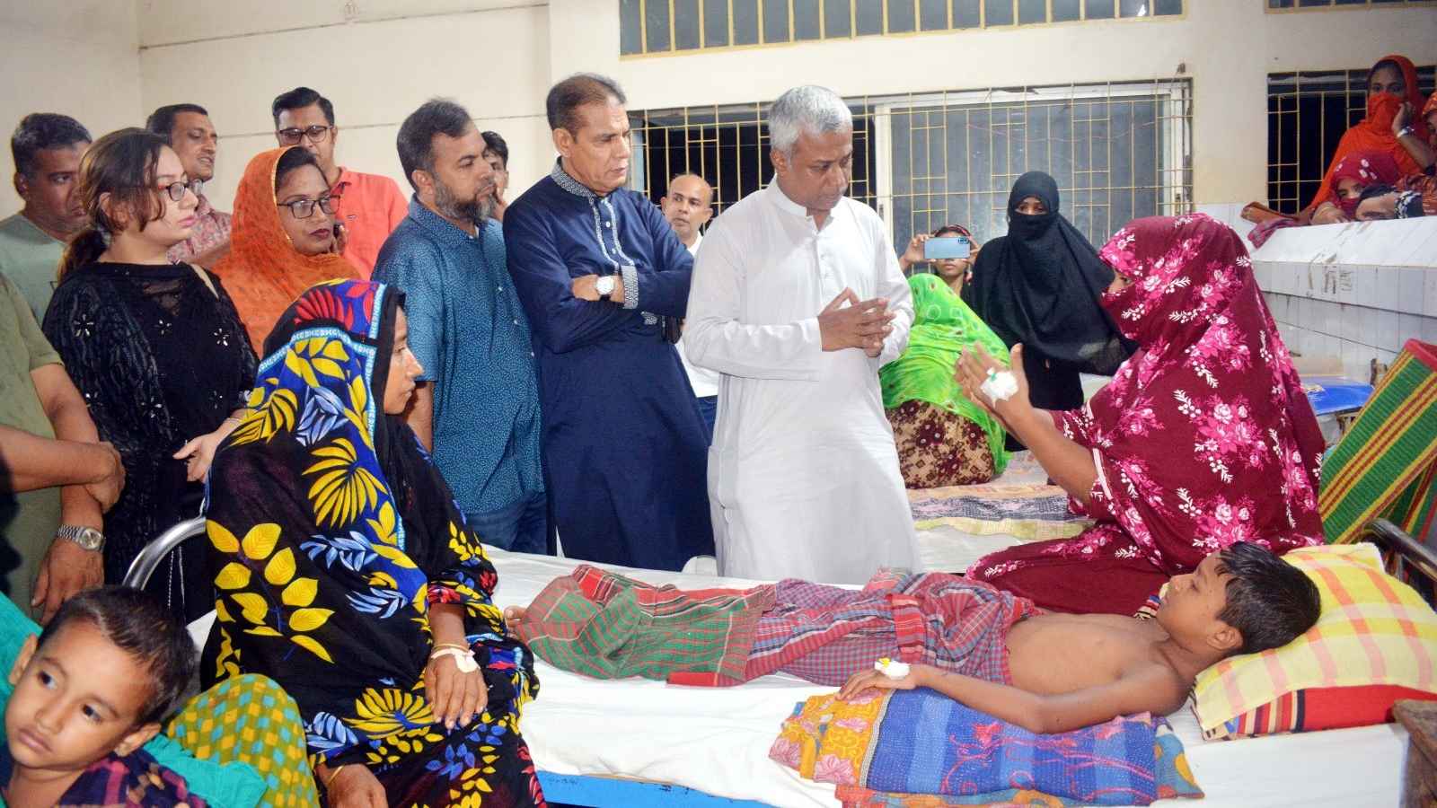 যশোরে অ্যাসিড হামলার শিকার পরিবারের পাশে তারেক রহমান