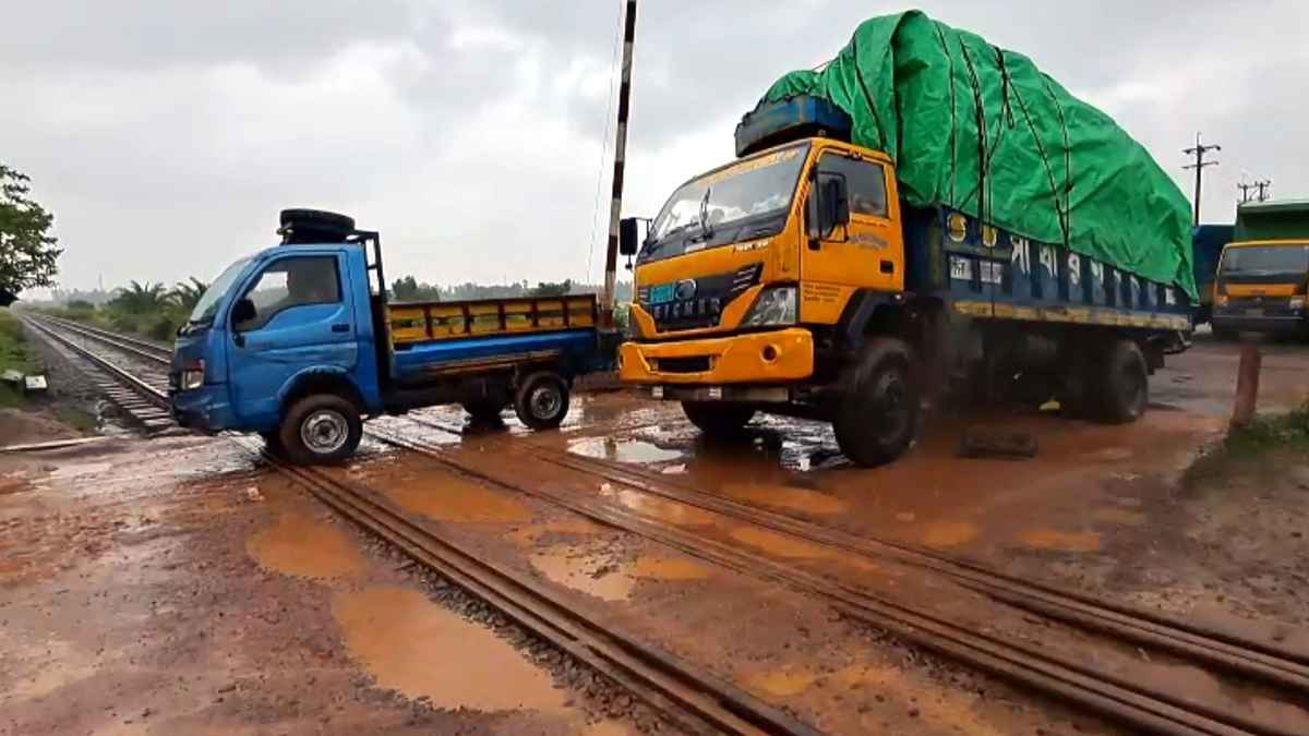 রেলক্রসিংয়ে ট্রাক বিকল, ঢাকা-রাজশাহী রেলরুটে ট্রেন চলাচল বন্ধ