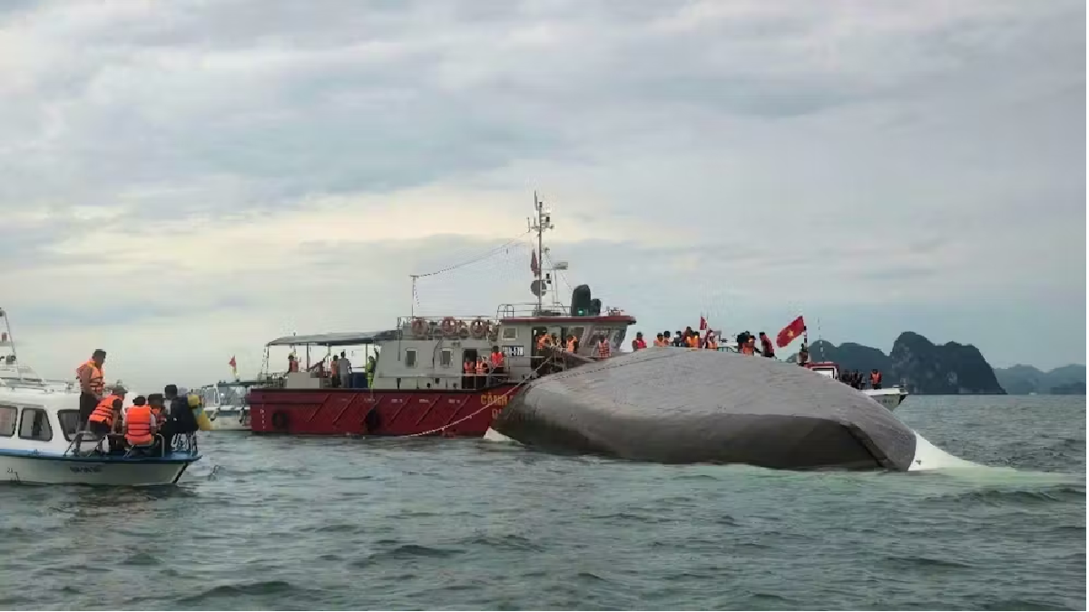 ভিয়েতনামে পর্যটকবাহী নৌকা ডুবে নিহত ৩৪