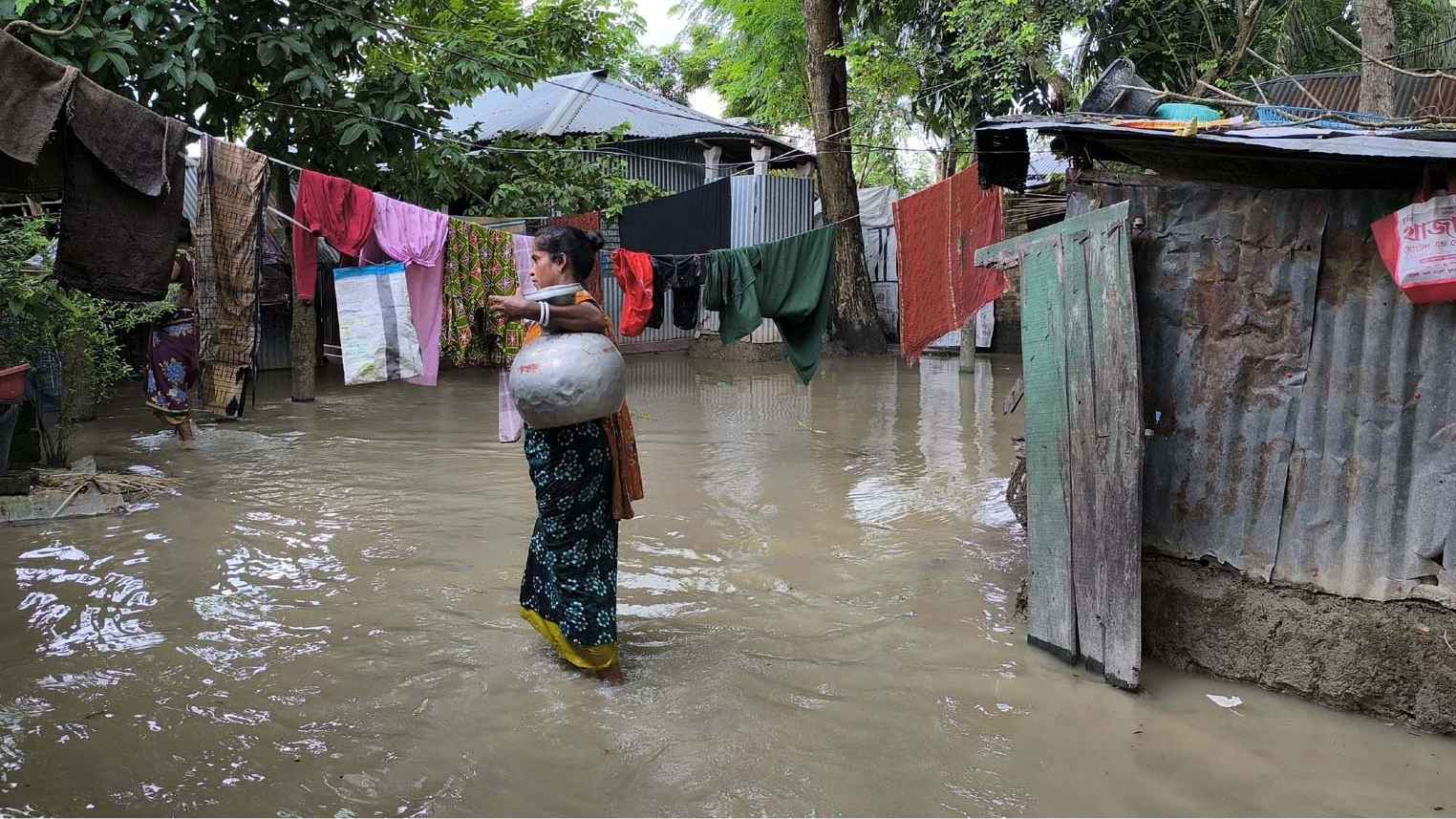 আতাই নদীর বাঁধ ভেঙে অভয়নগরে দুই শতাধিক পরিবার পানিবন্দি